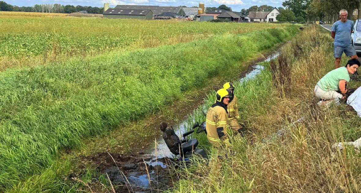 Scootmobiel belandt in sloot, man naar ziekenhuis - Foto 9