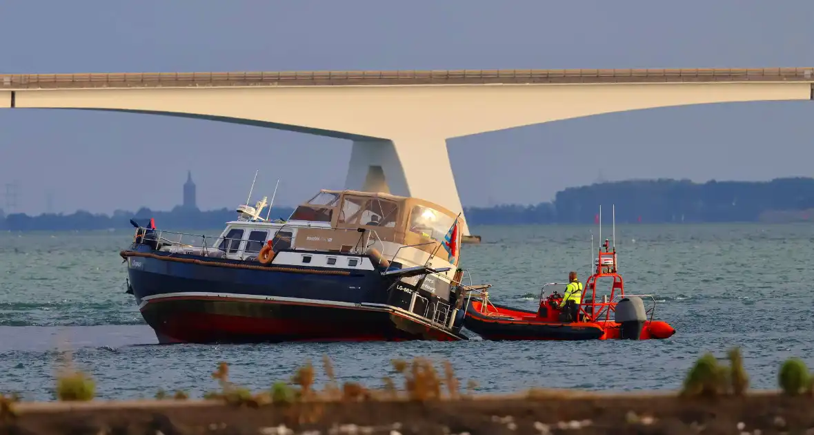Boot loopt vast op dam, bergingsbedrijf schiet te hulp - Foto 1
