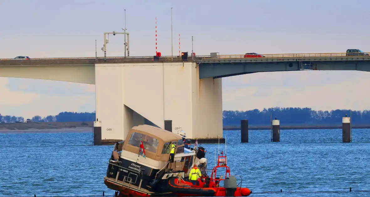 Boot loopt vast op dam, bergingsbedrijf schiet te hulp - Foto 3