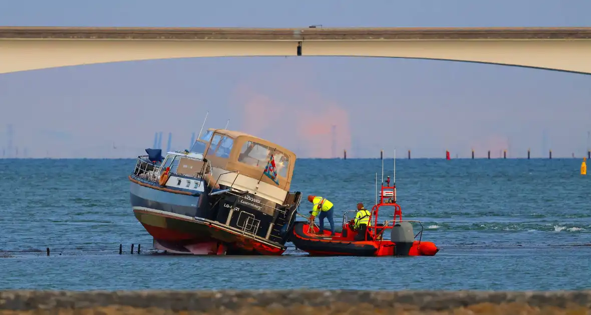 Boot loopt vast op dam, bergingsbedrijf schiet te hulp - Foto 4