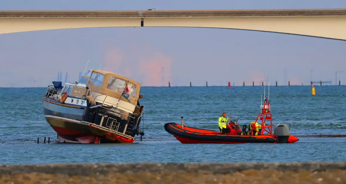 Boot loopt vast op dam, bergingsbedrijf schiet te hulp - Foto 5