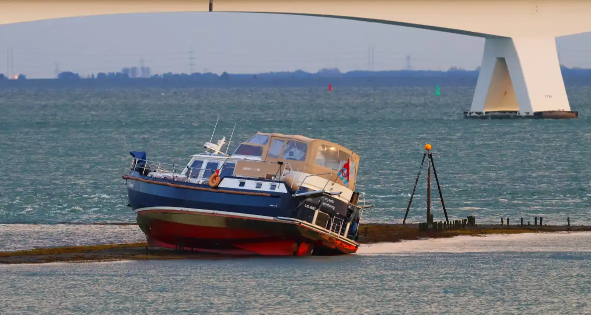Boot loopt vast op dam, bergingsbedrijf schiet te hulp - Foto 6