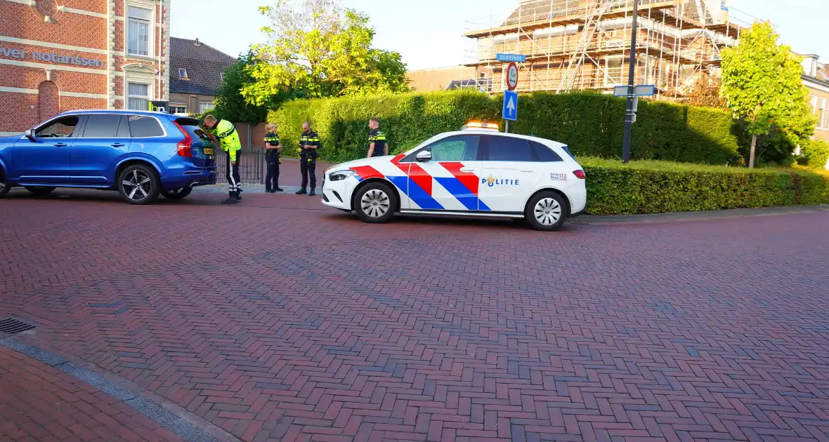 Racefietser en auto in aanrijding