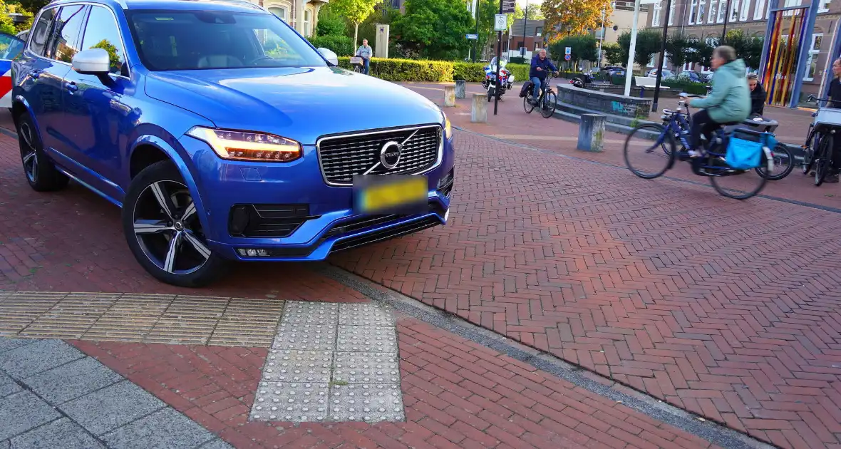 Racefietser en auto in aanrijding - Foto 2