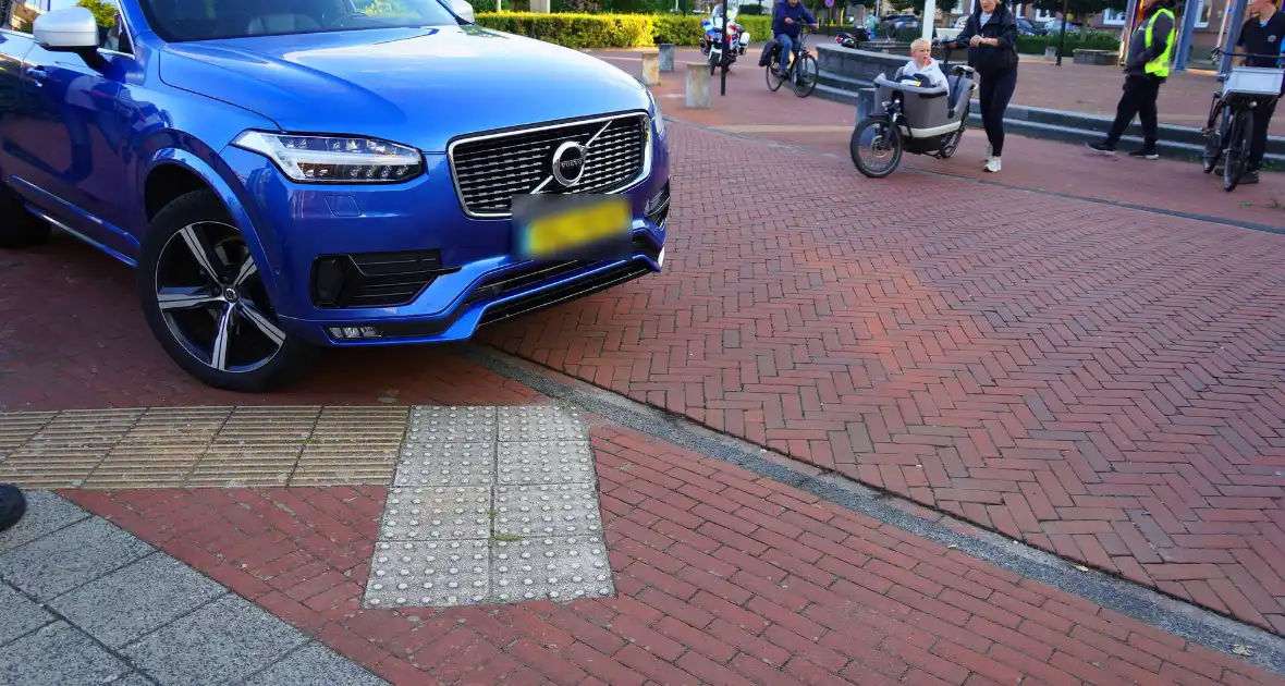 Racefietser en auto in aanrijding - Foto 3