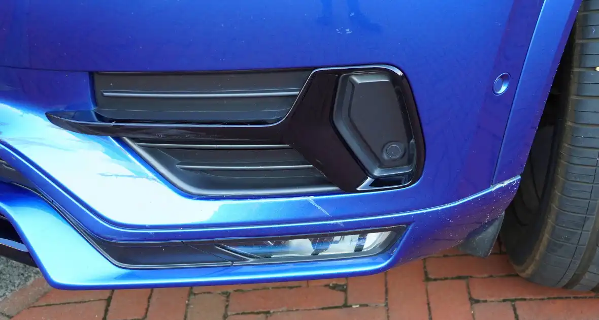 Racefietser en auto in aanrijding - Foto 4