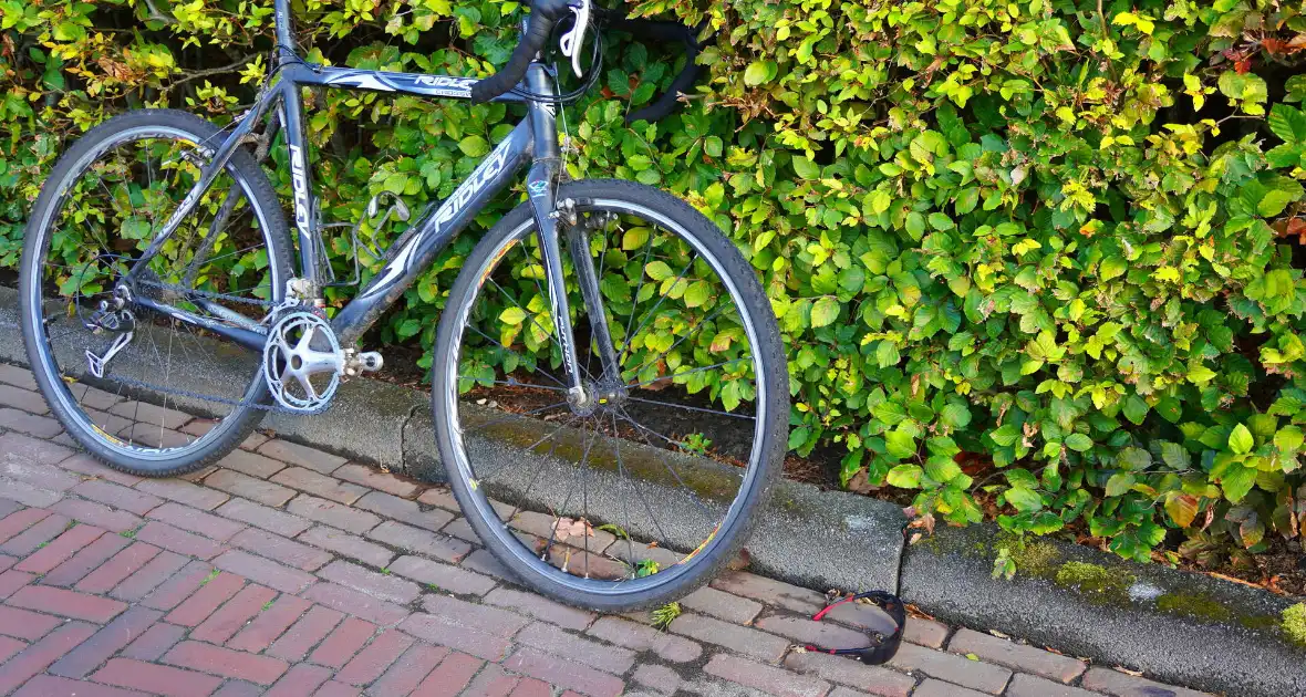 Racefietser en auto in aanrijding - Foto 5