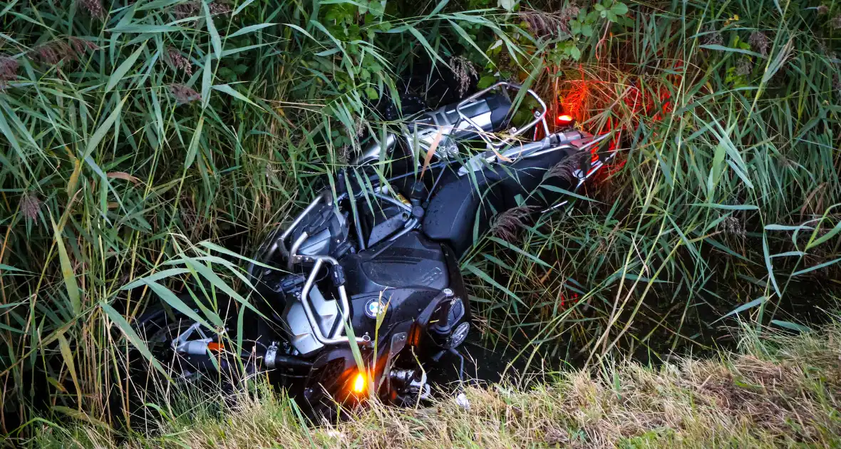 Motorrijder vliegt uit bocht, motor belandt in sloot
