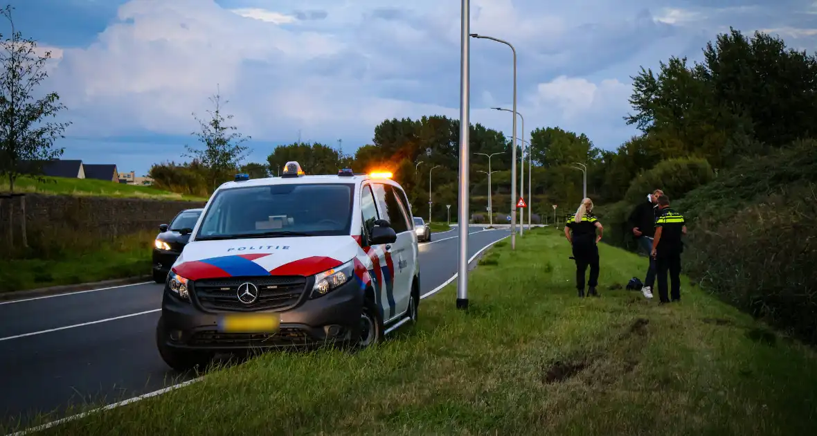 Motorrijder vliegt uit bocht, motor belandt in sloot - Foto 1