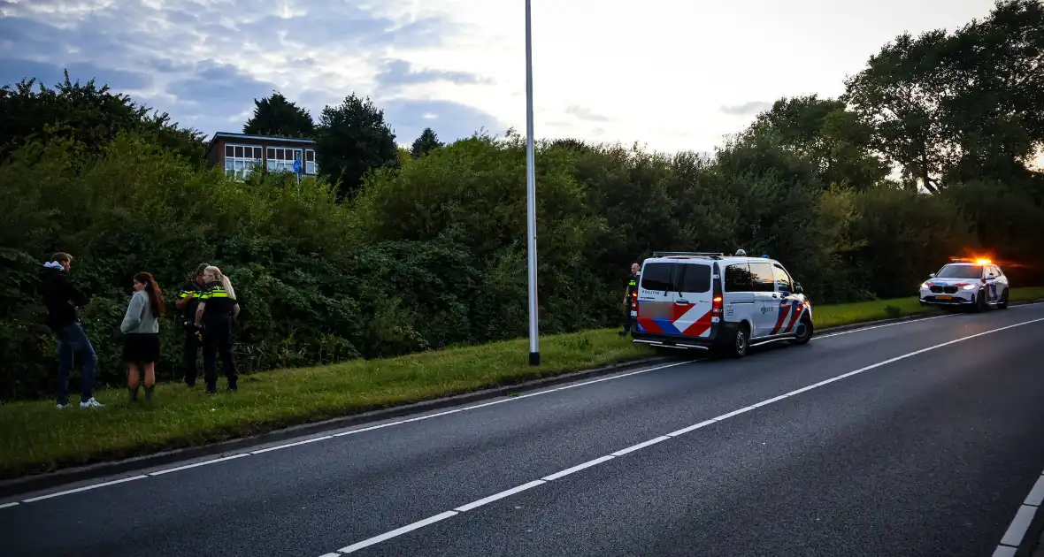 Motorrijder vliegt uit bocht, motor belandt in sloot - Foto 3
