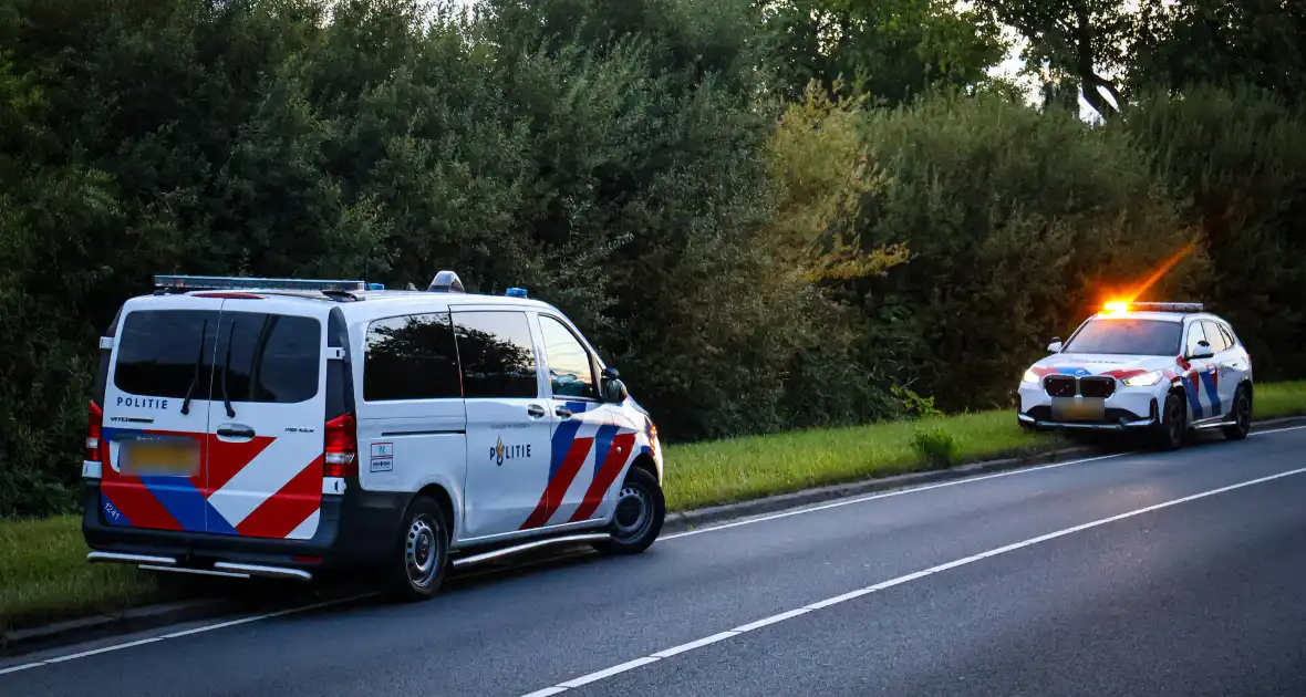 Motorrijder vliegt uit bocht, motor belandt in sloot - Foto 4