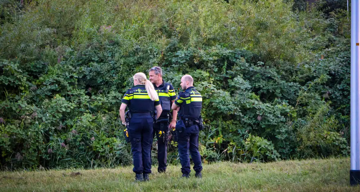 Motorrijder vliegt uit bocht, motor belandt in sloot - Foto 5