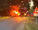 Auto klapt tegen boom en vliegt in brand