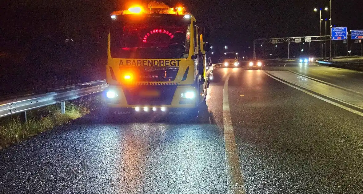 Auto botst tegen vangrail op snelweg