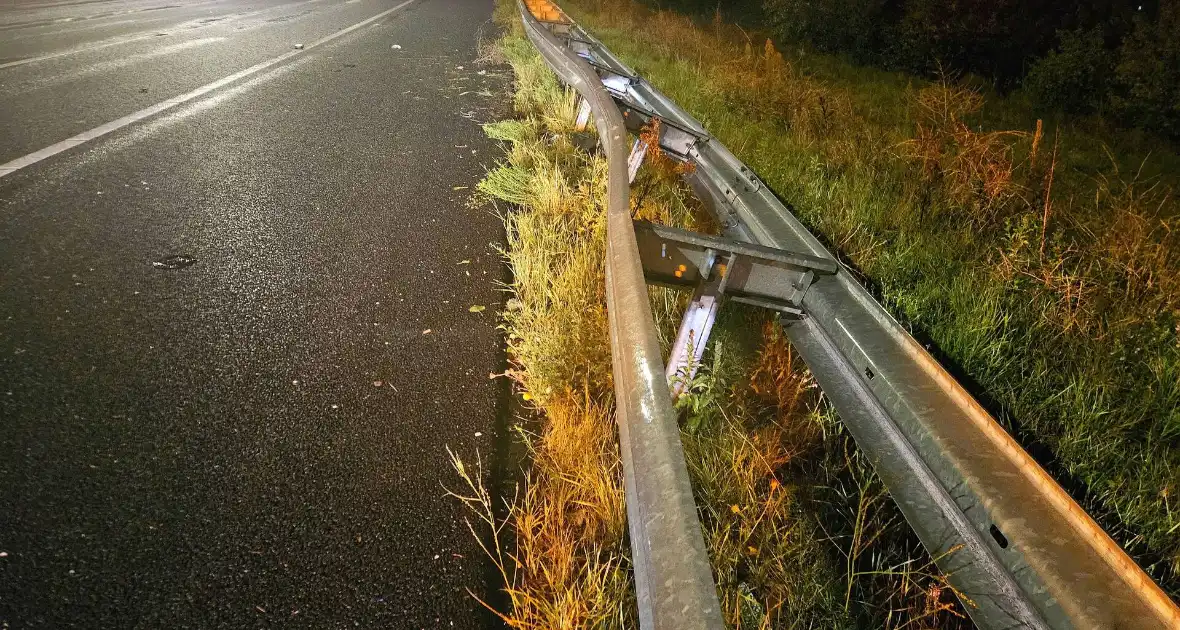 Auto botst tegen vangrail op snelweg - Foto 1