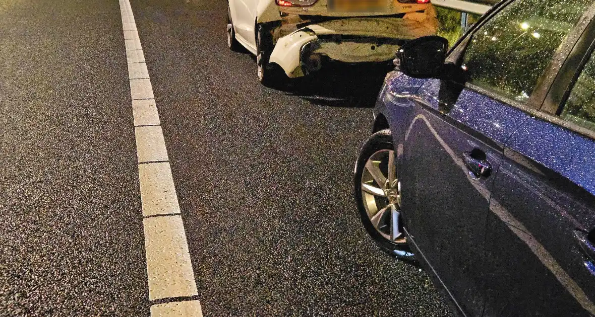 Auto botst tegen vangrail op snelweg - Foto 2