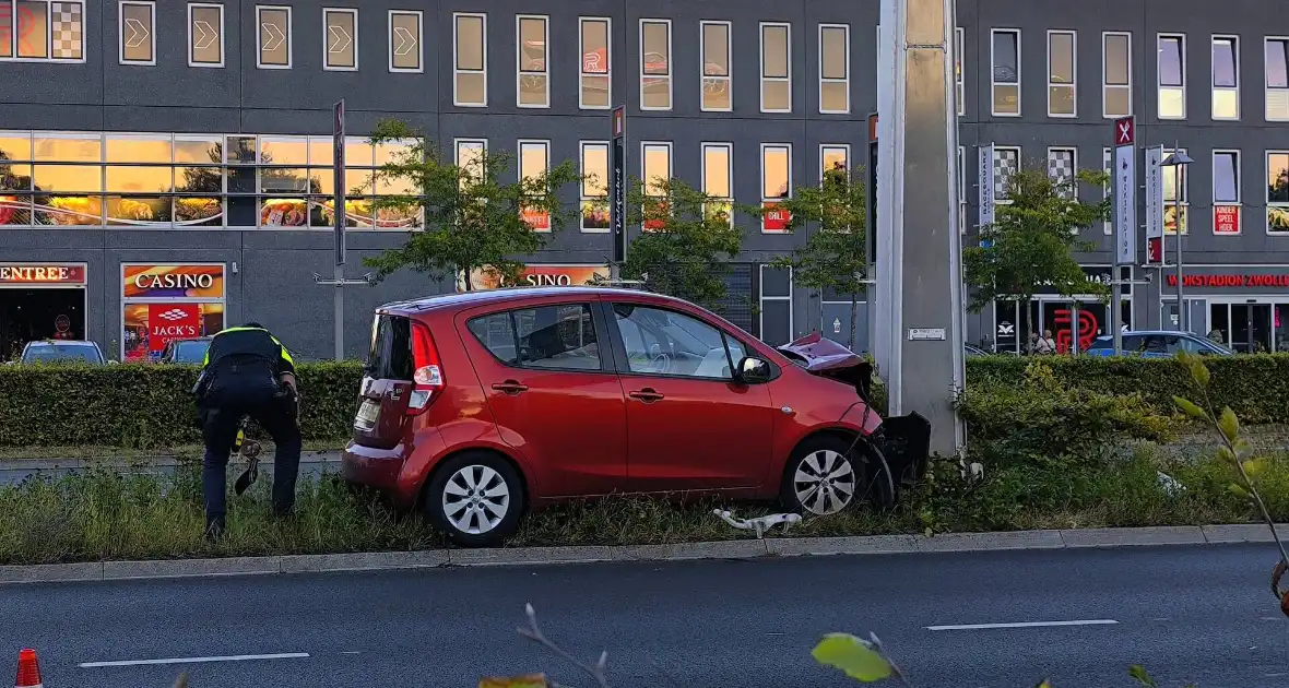 Botsing tegen paal in middenberm