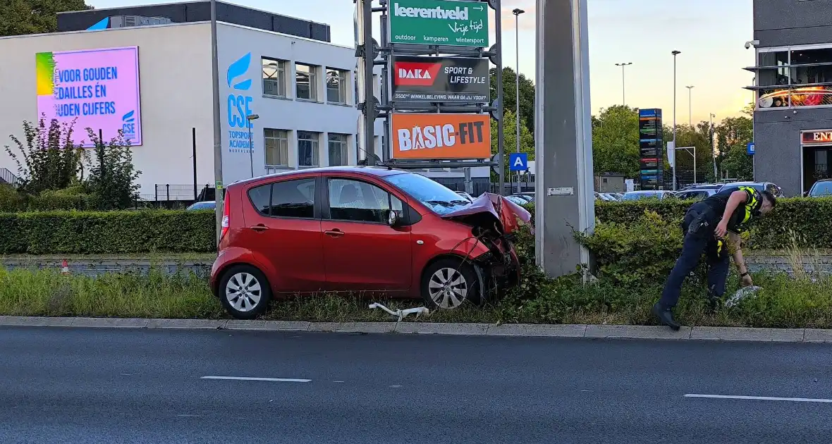 Botsing tegen paal in middenberm - Foto 1