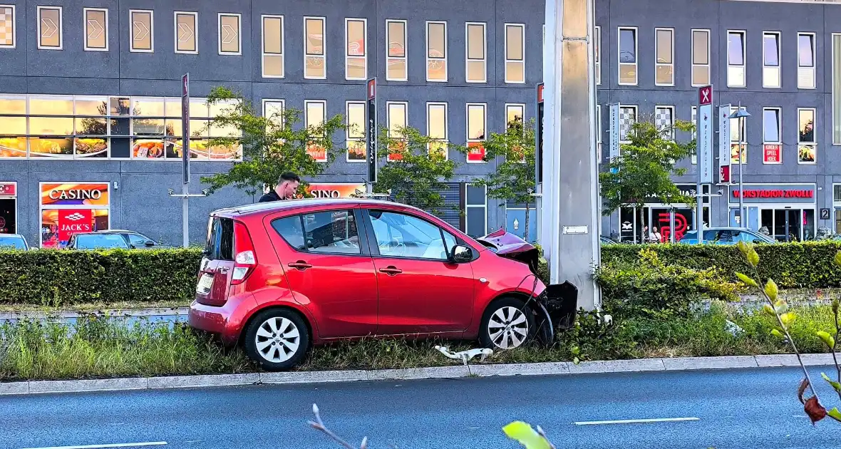 Botsing tegen paal in middenberm - Foto 2
