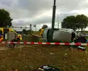 Auto belandt op zijkant na botsing