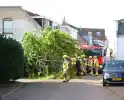 Brandweer in actie na omgewaaide boom