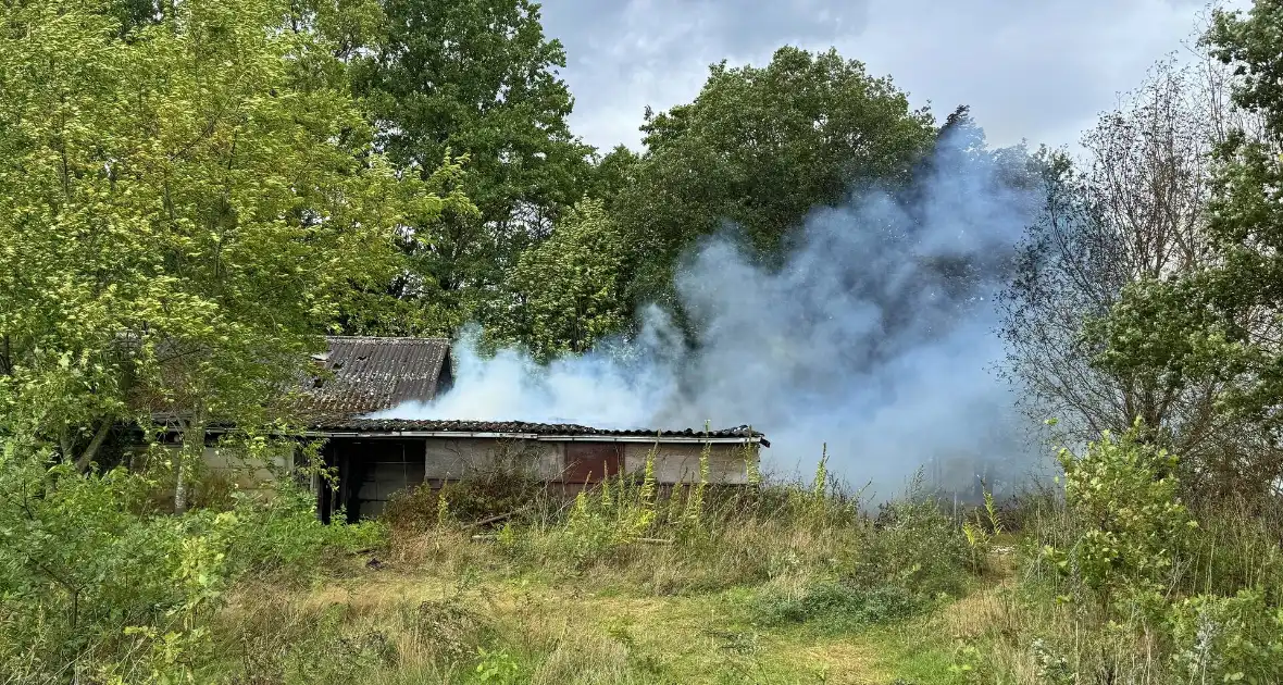 Schuur in vlammen opgeroepen brandweer - Foto 5