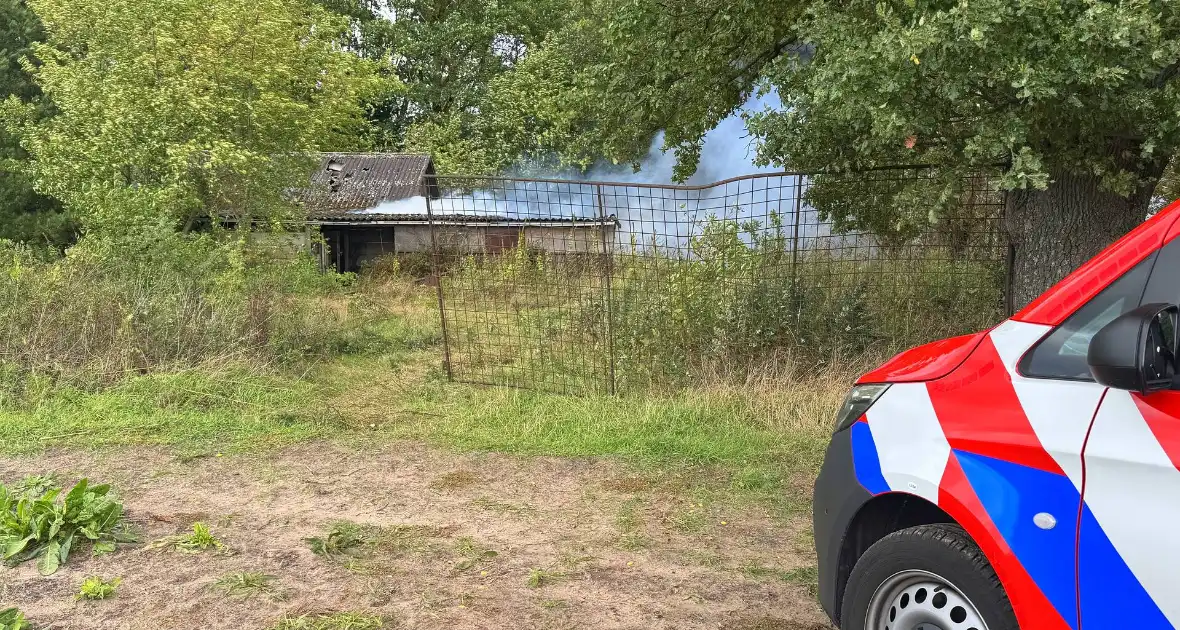 Schuur in vlammen opgeroepen brandweer - Foto 6