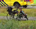 persoon op driewielfiets in water beland
