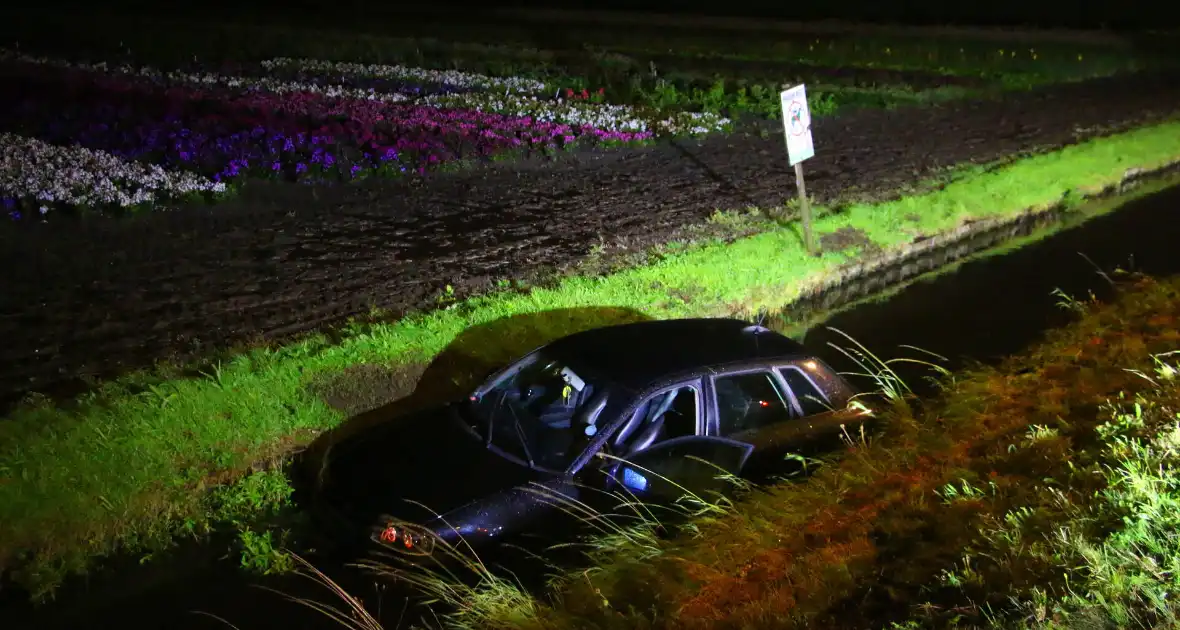 Automobilist haalt nat pak na te water raken - Foto 1