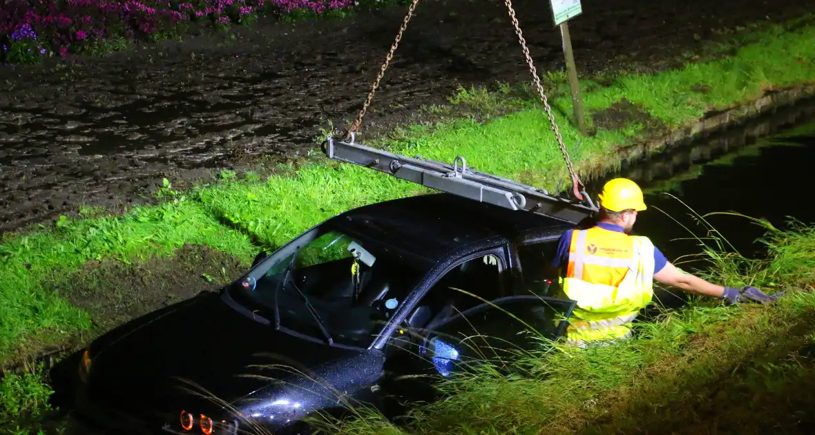 Automobilist haalt nat pak na te water raken - Foto 2