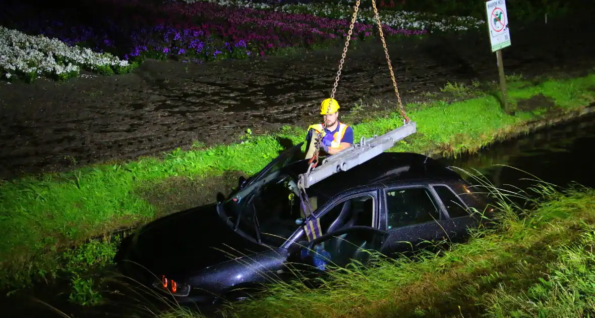Automobilist haalt nat pak na te water raken - Foto 3