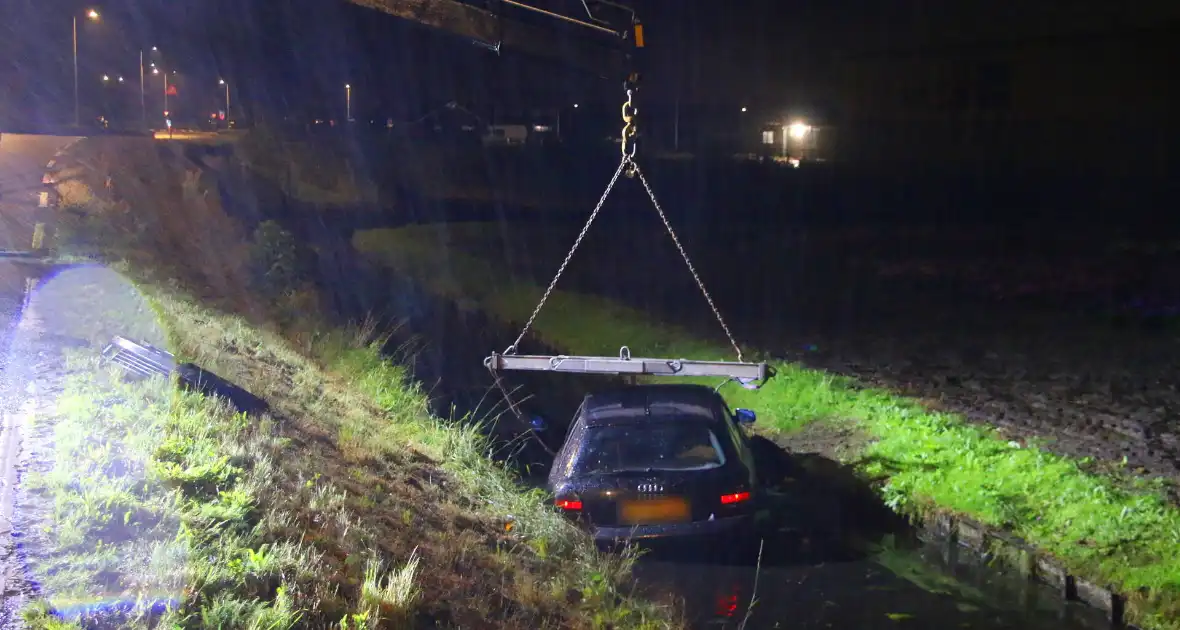 Automobilist haalt nat pak na te water raken - Foto 4