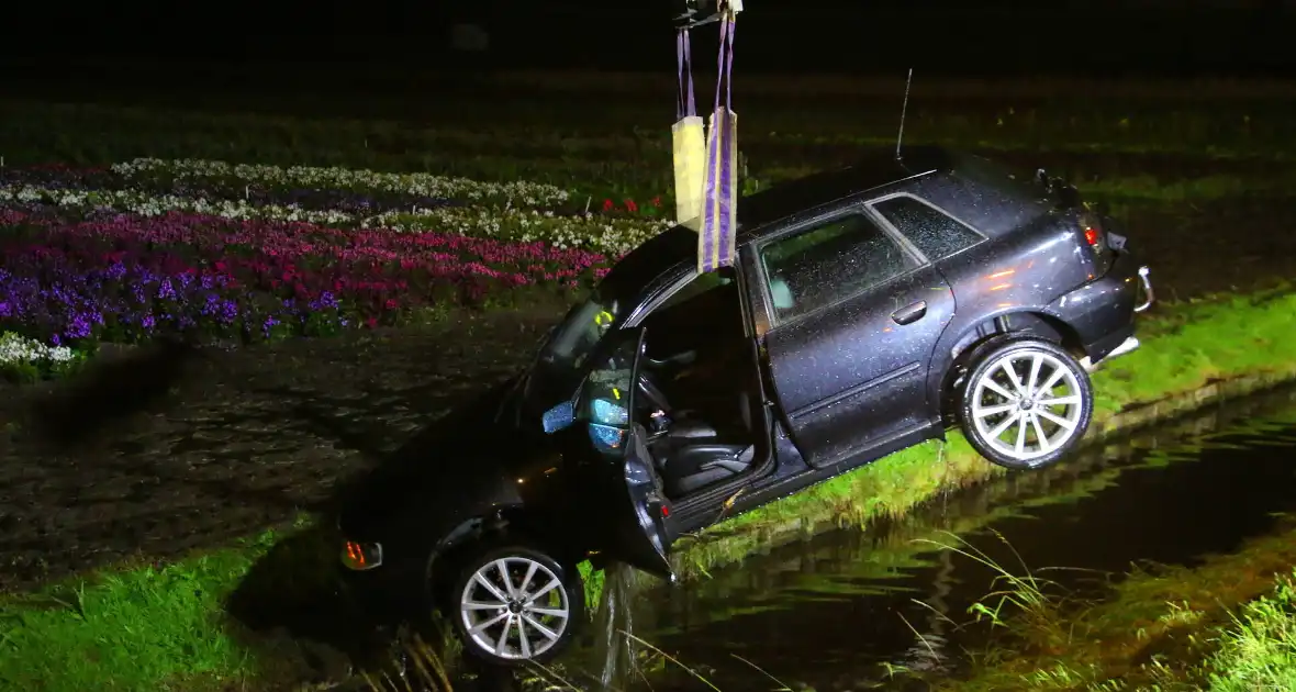 Automobilist haalt nat pak na te water raken - Foto 5