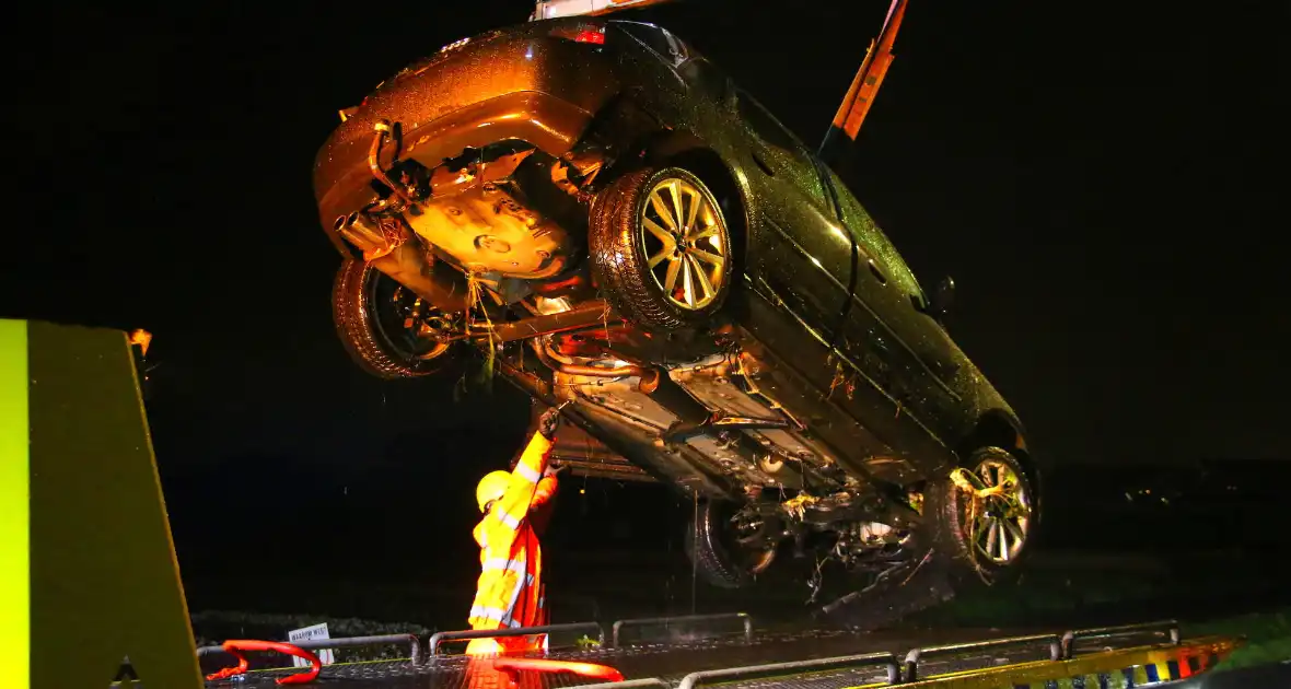 Automobilist haalt nat pak na te water raken - Foto 7