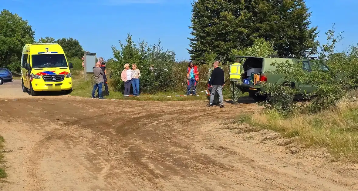 Parachutisten vast in boom - Foto 1