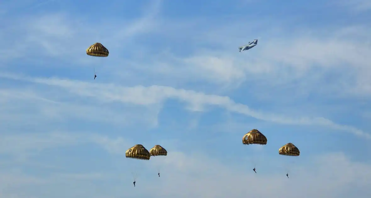Parachutisten vast in boom - Foto 3