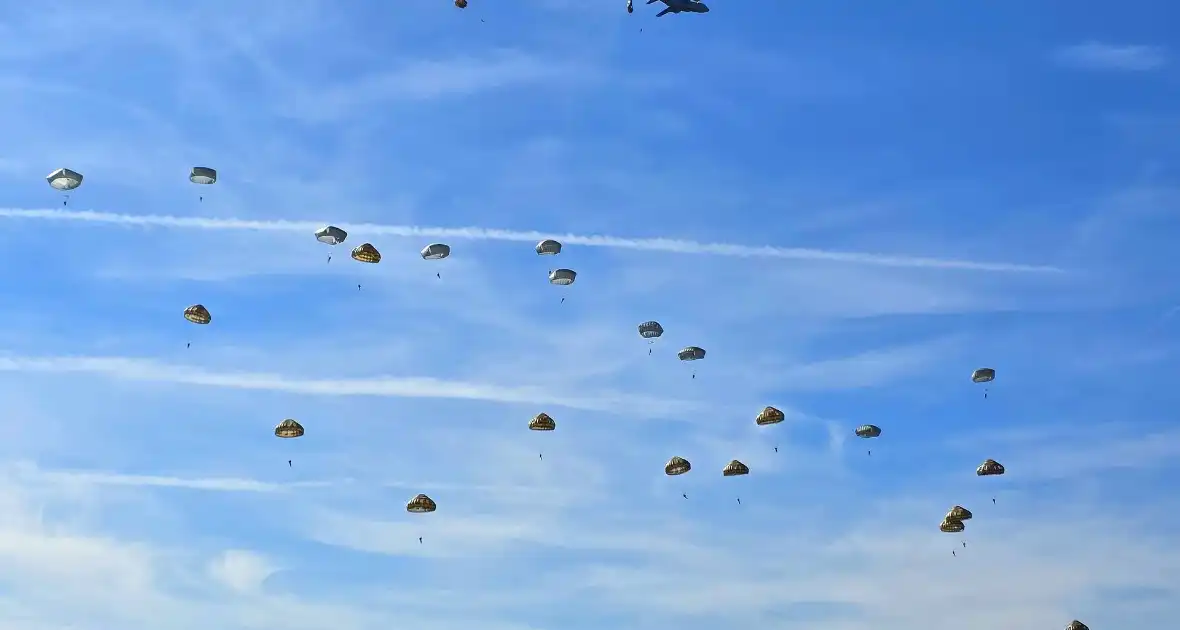 Parachutisten vast in boom - Foto 4