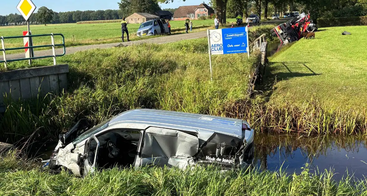Voertuigen belanden in sloot na crash