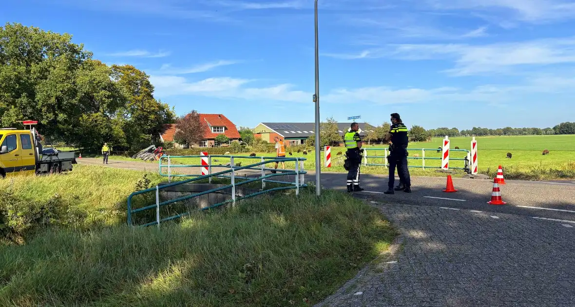 Voertuigen belanden in sloot na crash - Foto 1