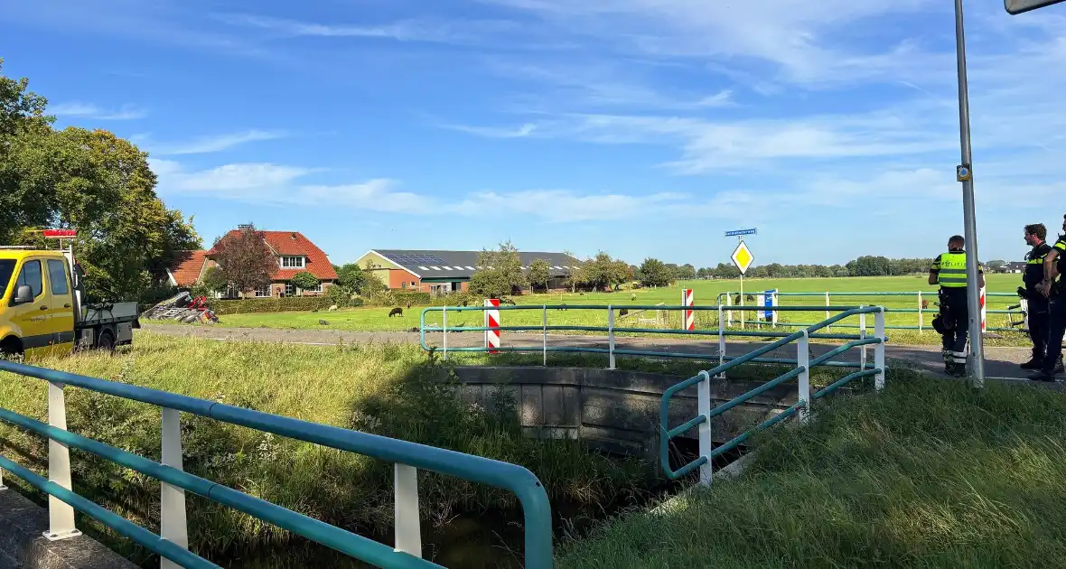 Voertuigen belanden in sloot na crash - Foto 2