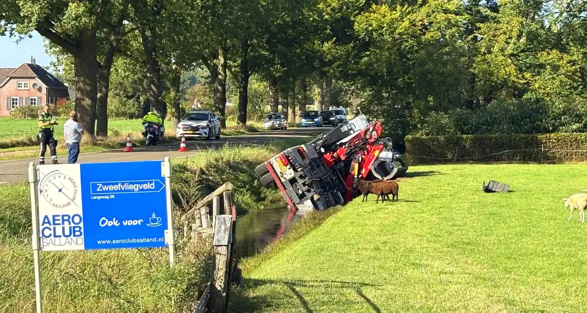 Voertuigen belanden in sloot na crash - Foto 3