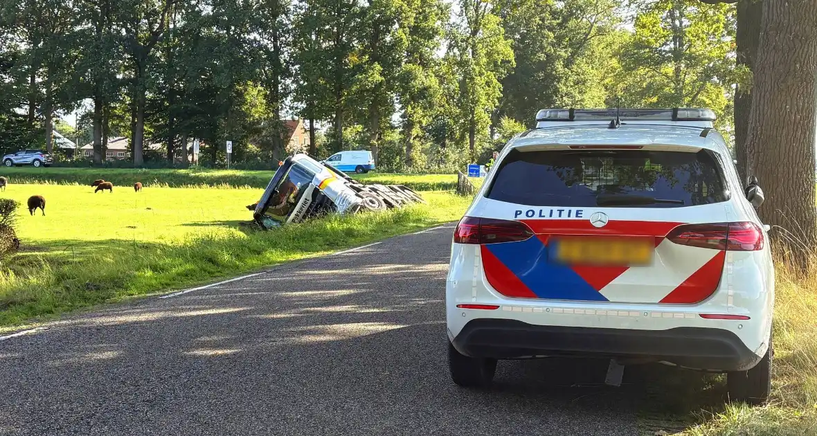 Voertuigen belanden in sloot na crash - Foto 4