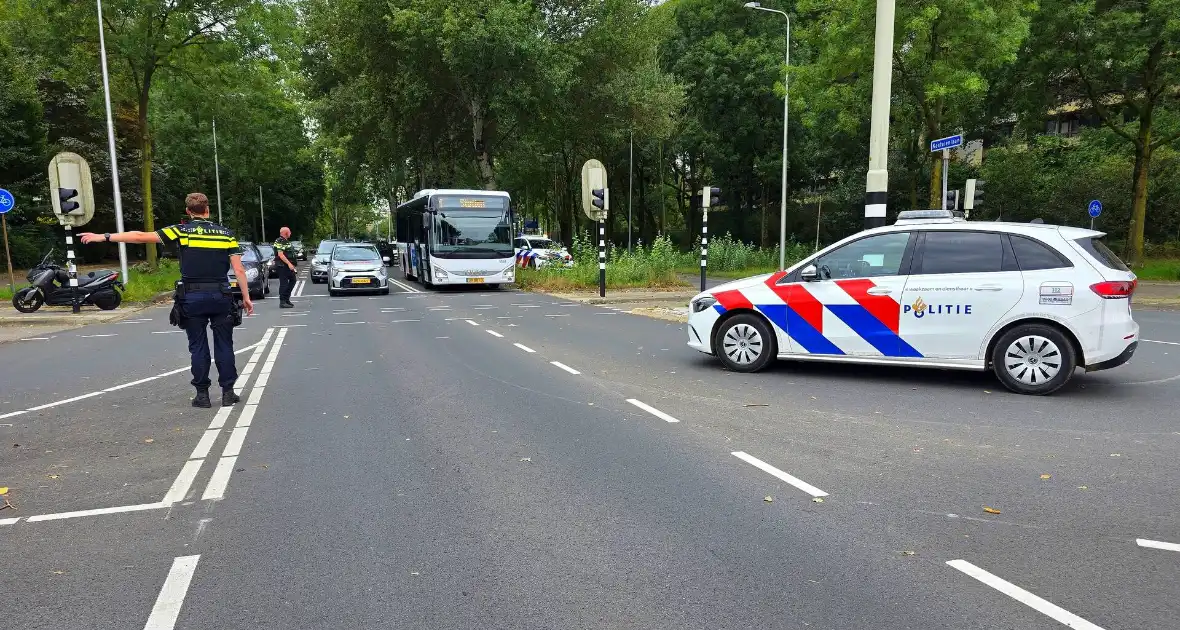 Ongeval leidt tot verkeersopstopping - Foto 1