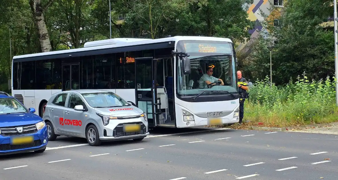 Ongeval leidt tot verkeersopstopping - Foto 2