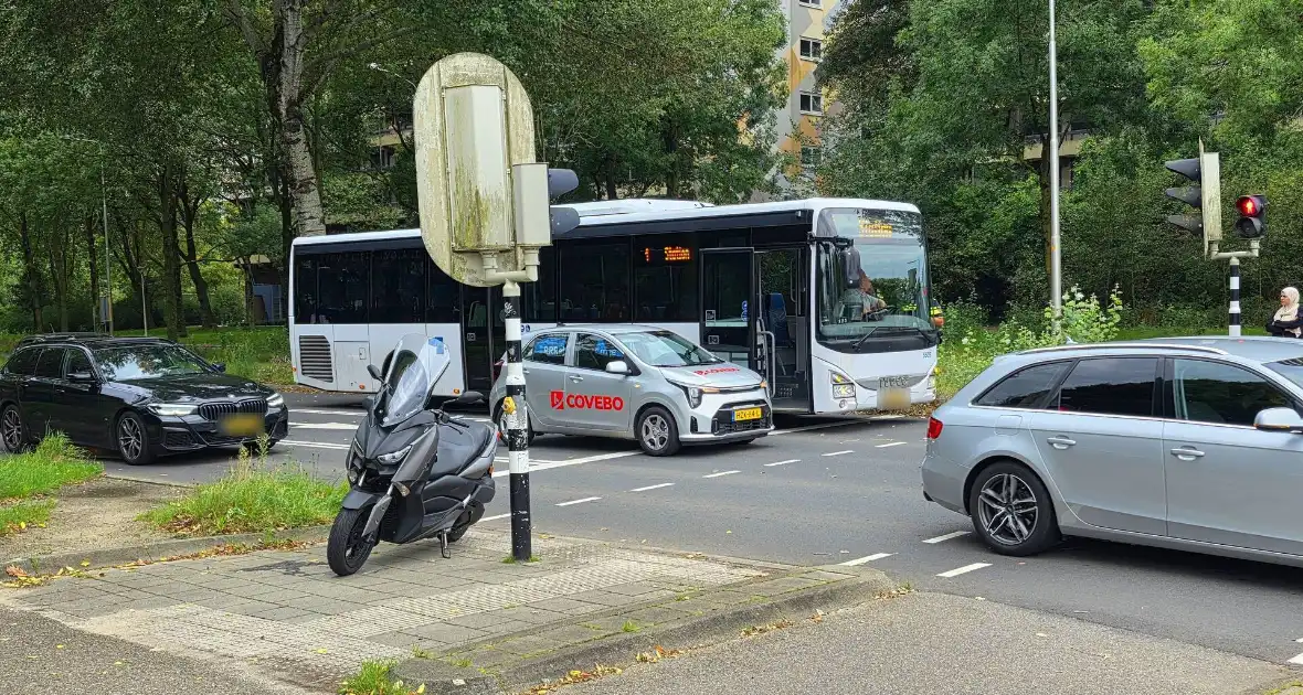 Ongeval leidt tot verkeersopstopping - Foto 3