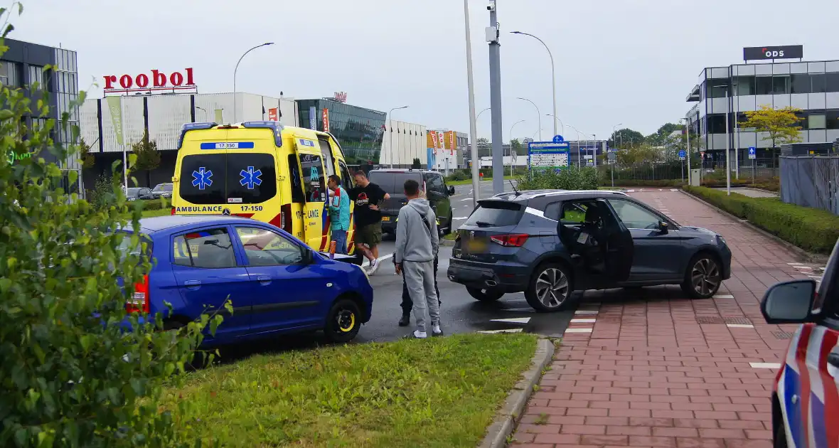Politie voert blaastest uit na botsing, bestuurder mee met agenten