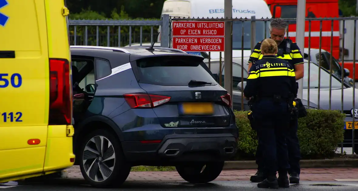 Politie voert blaastest uit na botsing, bestuurder mee met agenten - Foto 1