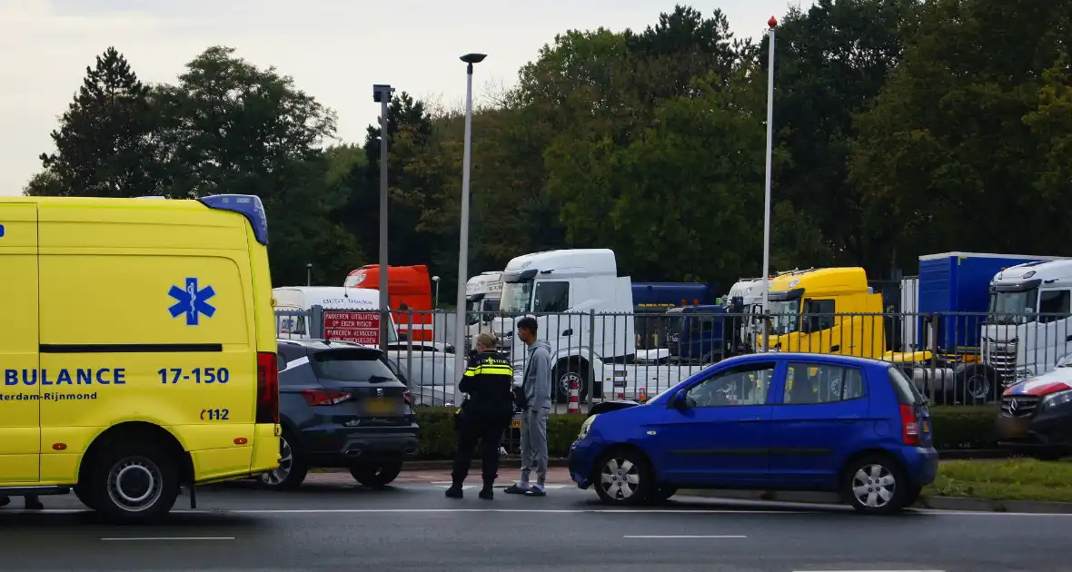 Politie voert blaastest uit na botsing, bestuurder mee met agenten - Foto 2