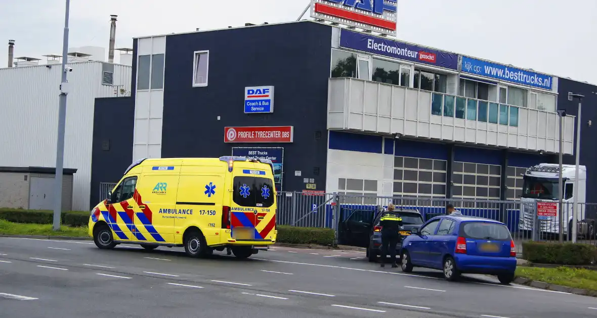Politie voert blaastest uit na botsing, bestuurder mee met agenten - Foto 3