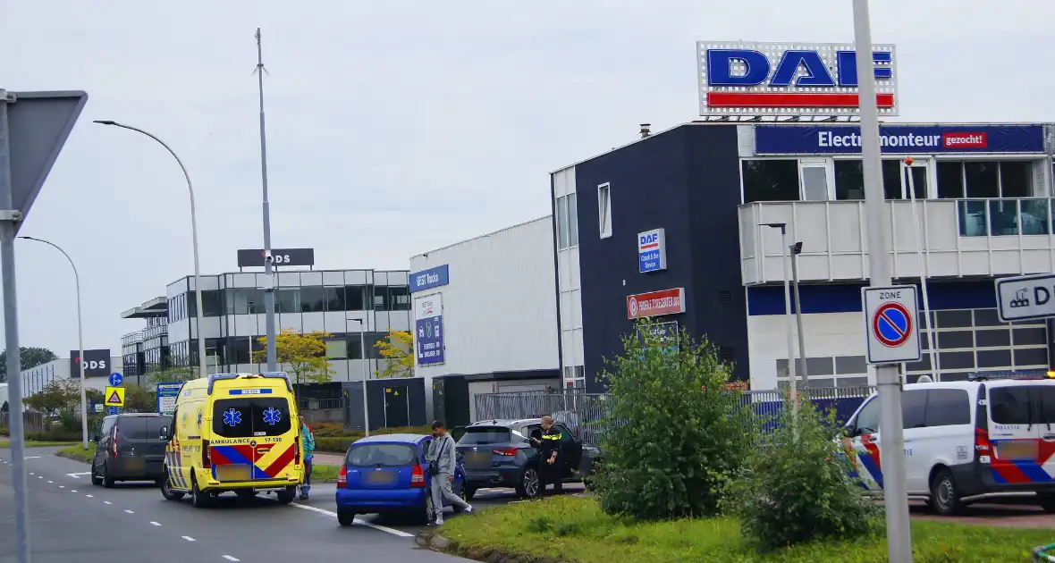 Politie voert blaastest uit na botsing, bestuurder mee met agenten - Foto 4